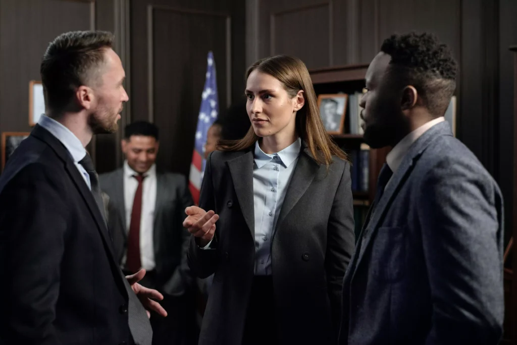 Pessoa cruzando os braços e desviando o olhar, indicando possíveis sinais de mentira.