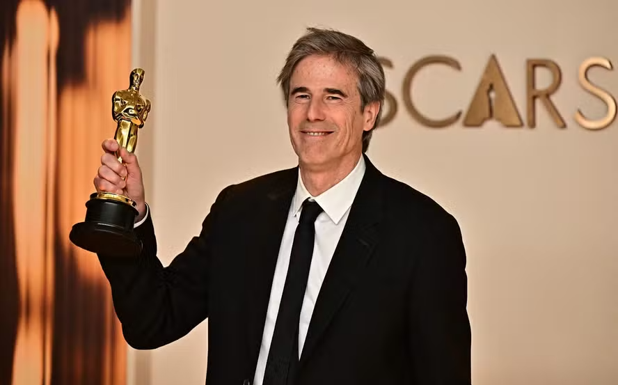 walter salles diretor de 'ainda estou aqui' segurando a estatueta de ouro do oscar 2025